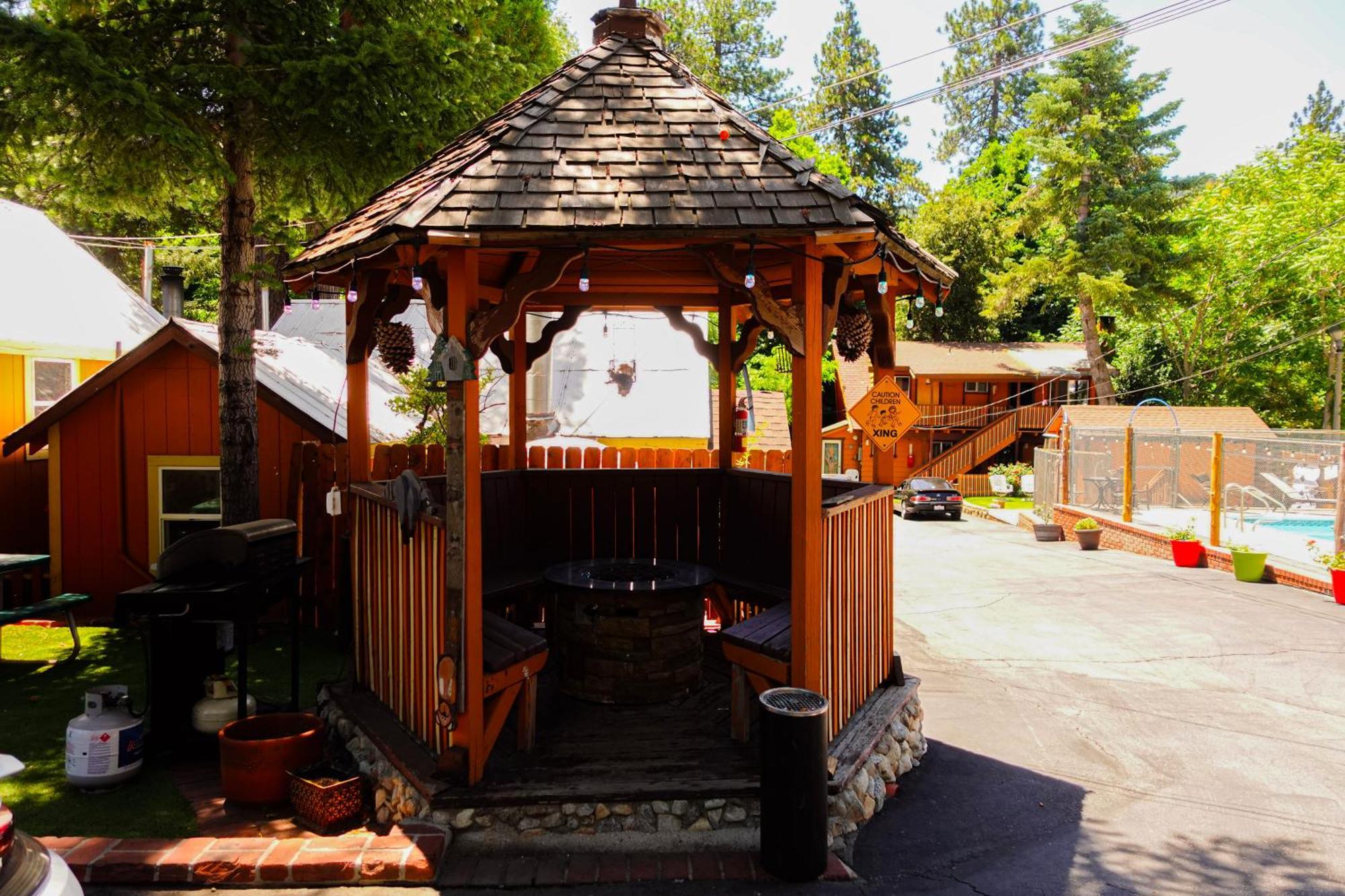 Sleepy Hollow Cabins And Hotel Crestline Exterior foto